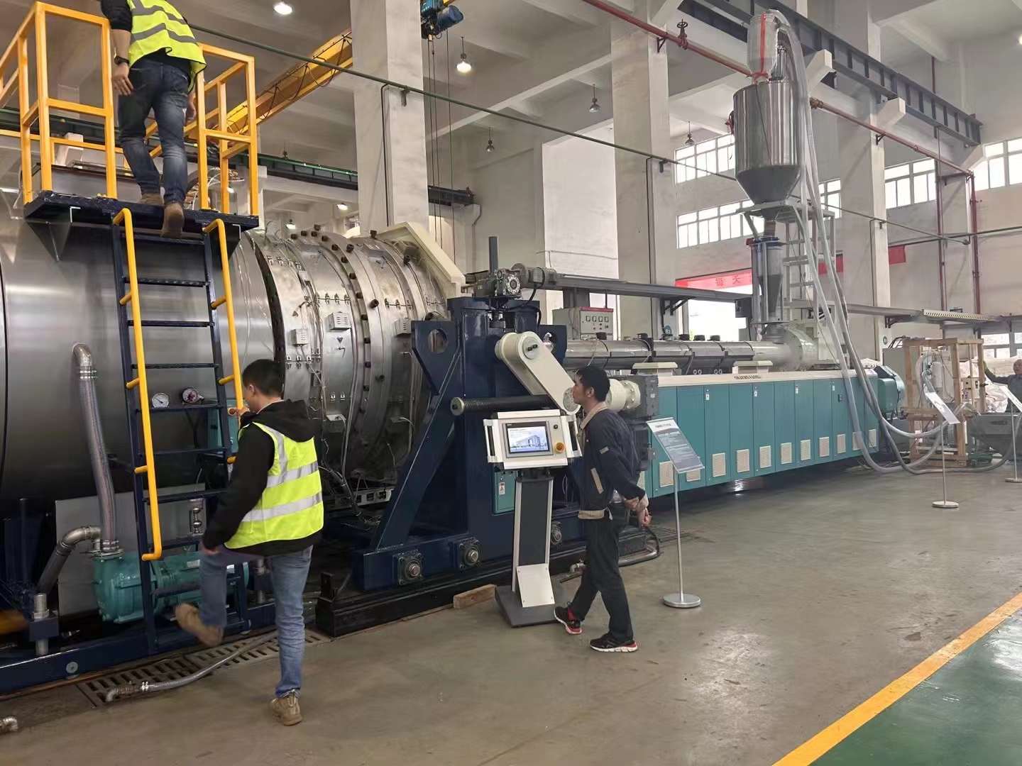 Fang Li analyserar principen, tillämpningen och utvecklingen av produktionslinjen för rörextrudering